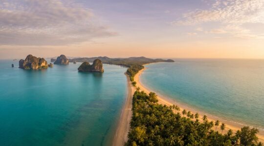 Vue aérienne des deux côtes thaïlandaises avec leurs caractéristiques météorologiques contrastées