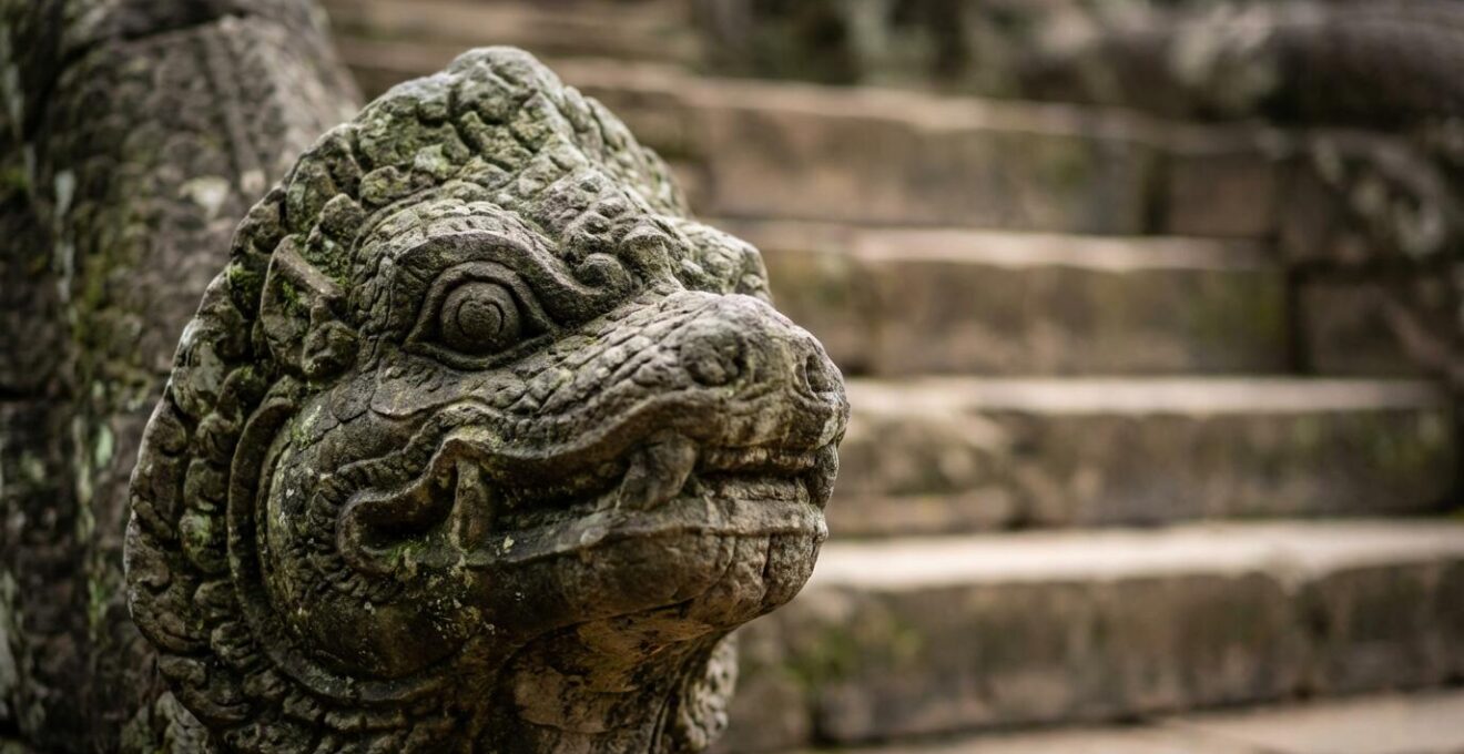 Gros plan sur une sculpture de Naga à sept têtes gardant un escalier de temple bouddhiste