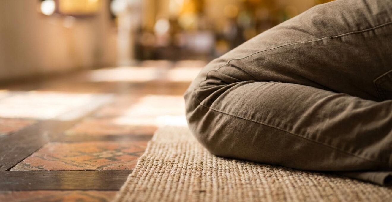 Détail macro de pieds repliés dans la position traditionnelle de la sirène dans un temple thaïlandais