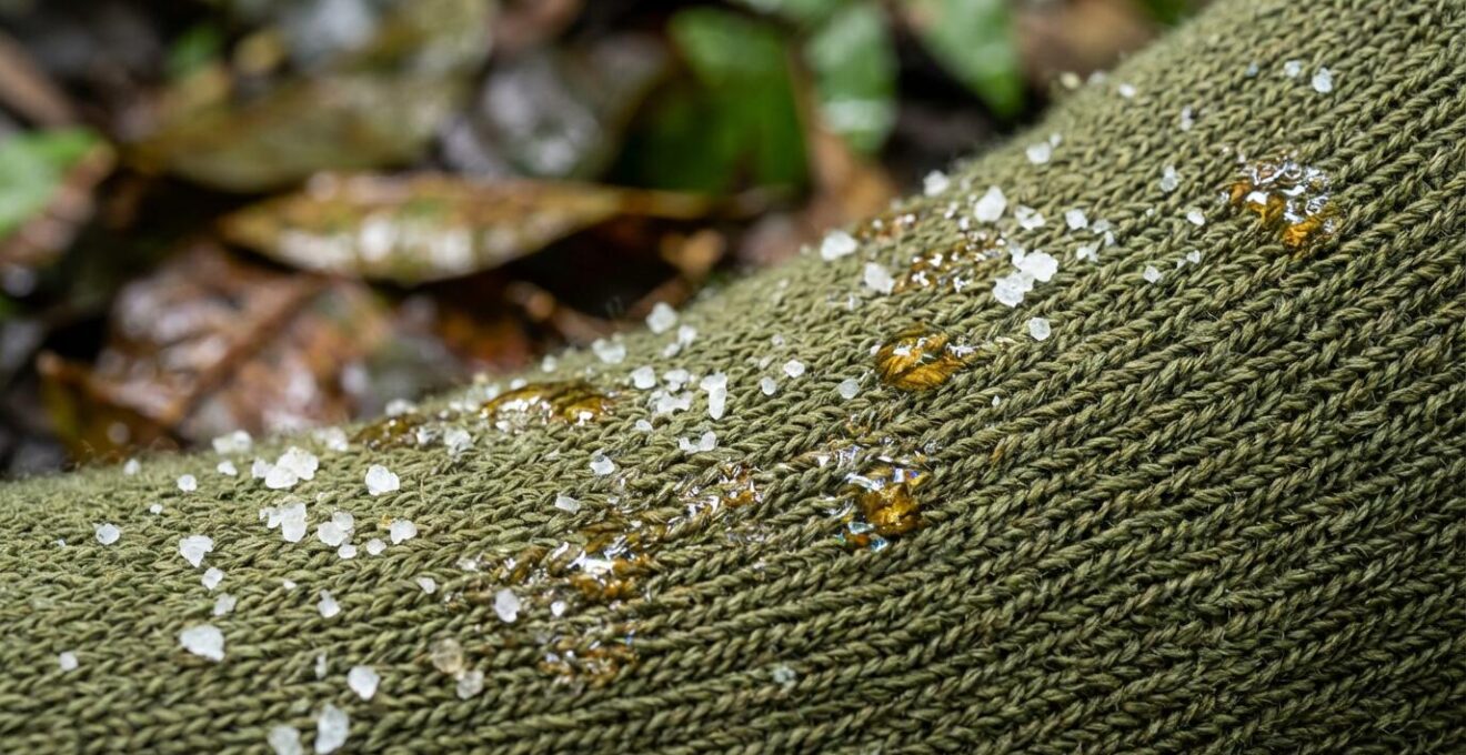 Vue macro détaillée de chaussettes anti-sangsues avec texture serrée et sel sur les fibres