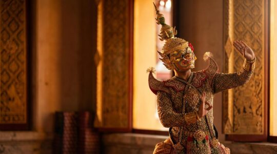 Danseuse de Khon en costume royal avec masque doré dans un théâtre traditionnel thaïlandais