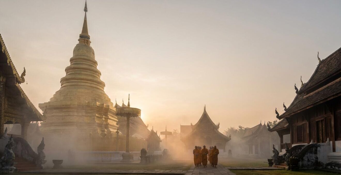 Temple bouddhiste thaïlandais avec statue de Bouddha dorée et atmosphère méditative