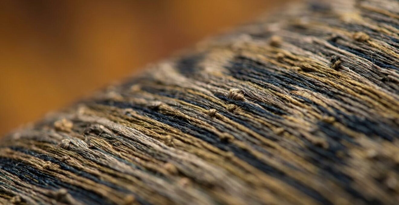 Détail macro de la texture de soie thaïlandaise authentique montrant les irrégularités naturelles